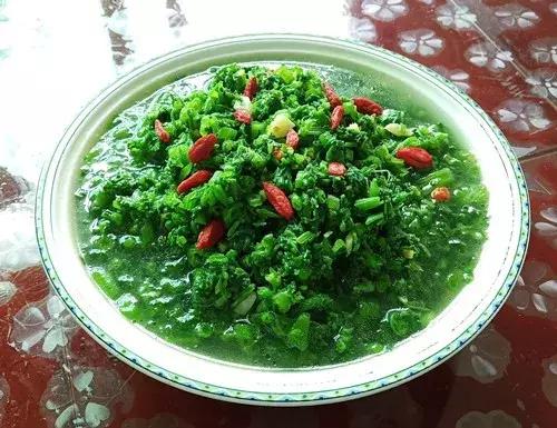 菜農(nóng)種植無(wú)需噴農(nóng)藥的蔬菜，不僅栽培簡(jiǎn)單、而且效益高